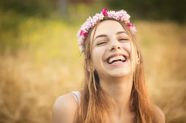 Belle fille sur le terrain dans la lumière du soleil . — Photo