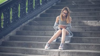 Kız açık havada dijital tablet kullanma. 