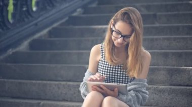 Kız açık havada dijital tablet kullanma. 