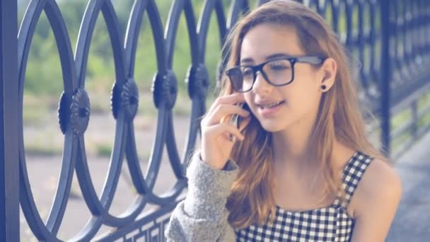 Jovencita hablando por teléfono en la calle  . — Vídeos de Stock