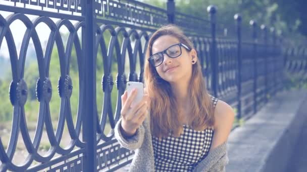 Happy girl taking self-portrait photo . — Stock Video