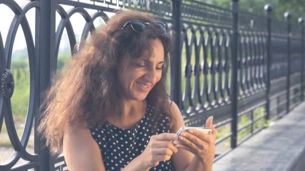 Mujer feliz teniendo un chat de vídeo con un amigo . — Vídeos de Stock