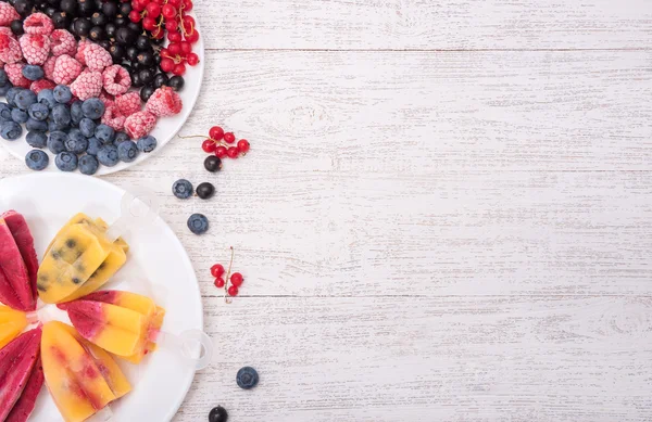 Hausgemachtes Eis oder Eis am Stiel. gefrorener Fruchtsaft. — Stockfoto