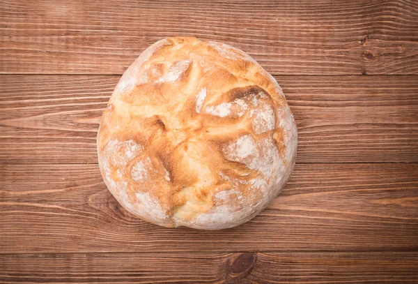 Gebackenes Brot auf Holztischhintergrund. — Stockfoto