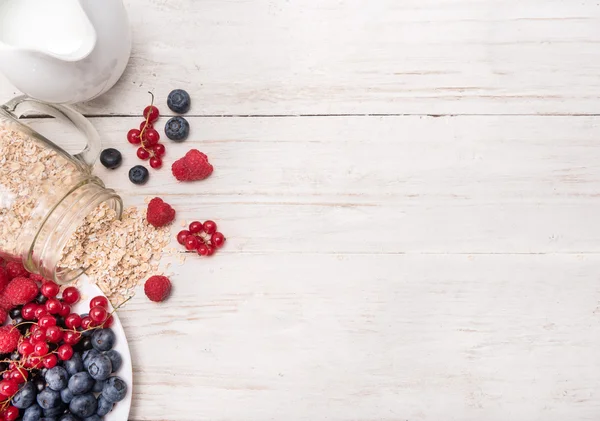 Batidos con harina de avena, bayas en frascos de vidrio sobre fondo de madera . —  Fotos de Stock