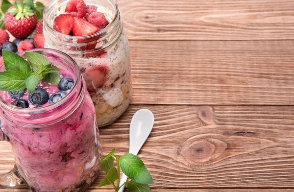 Chia tohum puding ve çilek ve smoothies cam ahşap arka plan üzerinde taze çilek ile. — Stok fotoğraf