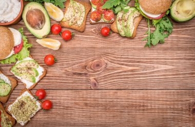 Avokado ve taze sebze vejetaryen sandviç. Vejetaryen kavramı.