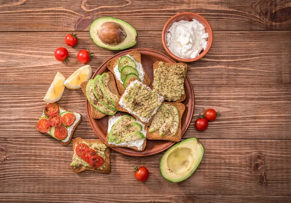 Avokado ve taze sebze vejetaryen sandviç. Vejetaryen kavramı.