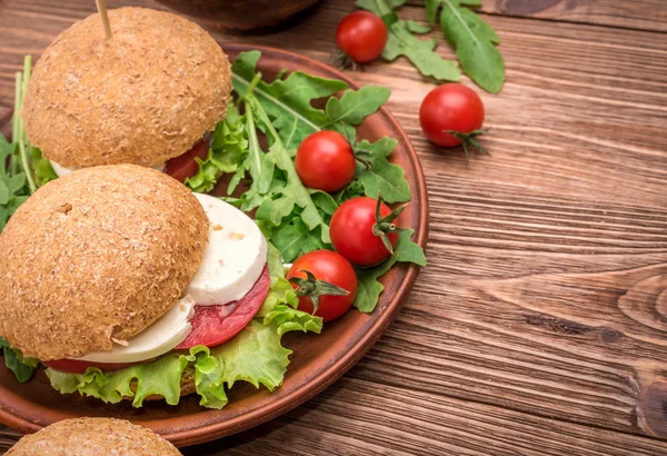 Hamburguesa casera fresca. Hamburguesa vegetariana.Fondos . — Foto de Stock