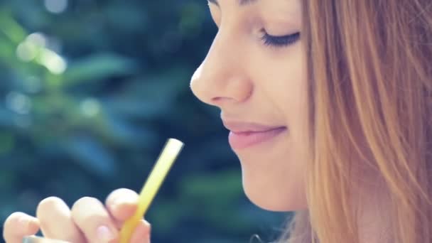 Chica bebiendo té helado con melocotón . — Vídeos de Stock