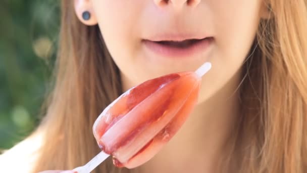 Młoda kobieta jedząca lody. — Wideo stockowe