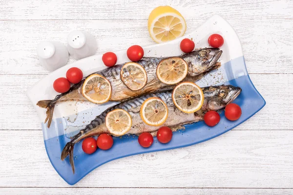 Gegrilde zeevis en groenten. — Stockfoto