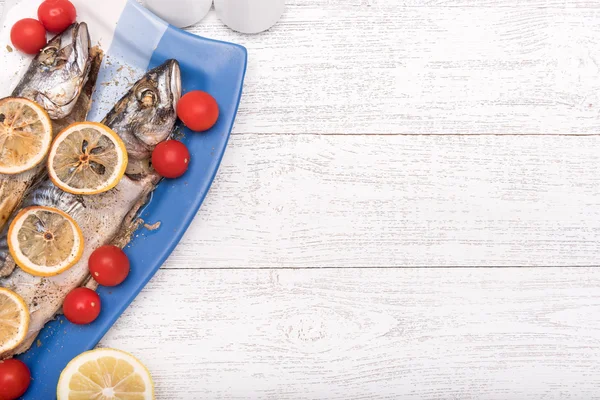 Pescado y verduras a la parrilla . —  Fotos de Stock