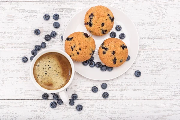 Muffins de mirtilo com xícara de café . — Fotografia de Stock