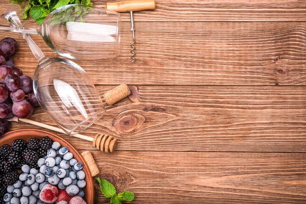Sangria casera de vino tinto con bayas frescas sobre una mesa de madera . —  Fotos de Stock