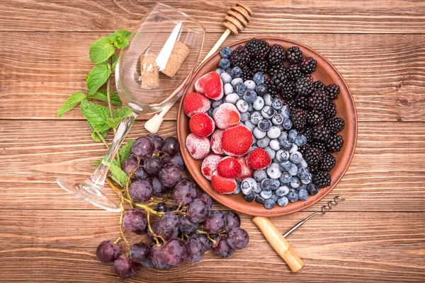 Hausgemachte Rotweinsangria mit frischen Beeren auf einem Holztisch. — Stockfoto