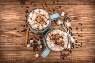 Kakao marshmallows ve ahşap bir masa üzerinde çikolata ile.