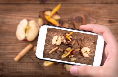 Ev yapımı kırmızı şarap sangria ile elma ve portakal ahşap bir masa üzerinde.