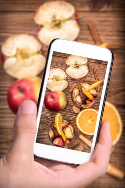 Ev yapımı kırmızı şarap sangria ile elma ve portakal ahşap bir masa üzerinde.