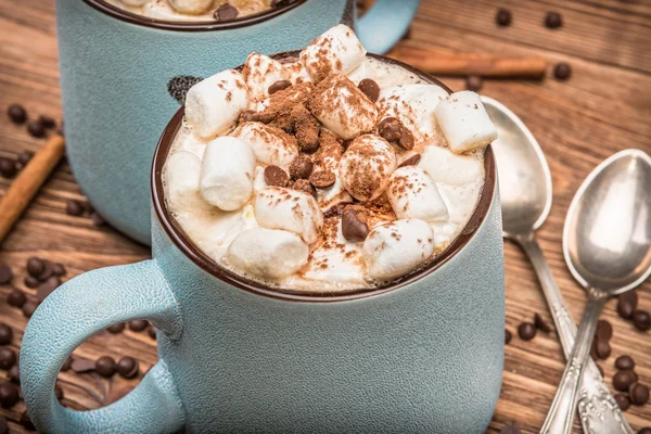 Choklad med marshmallows och choklad på ett träbord. — Stockfoto
