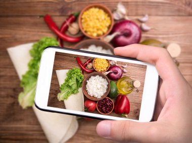 Eller fotoğraf ev yapımı Meksika vejeteryan dürüm smartphone ile alarak.