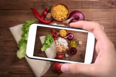 Eller fotoğraf ev yapımı Meksika tavuk dürüm smartphone ile alarak.