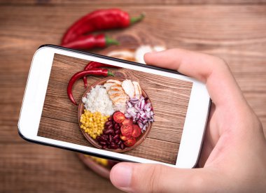 Eller fotoğraf ev yapımı Meksika tavuk dürüm smartphone ile alarak.