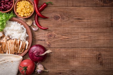 Ev yapımı Meksika tavuk dürüm. Pişirme kavramı.