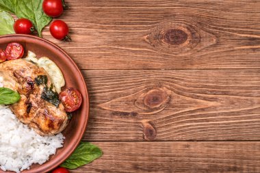 Ispanak ve peynir tavuk göğsü pilav ile doldurulmuş. 