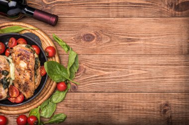 Ispanak ve peynirli tavuk göğsü dolması. 