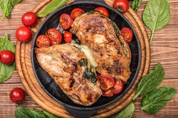 Peito de frango recheado com espinafre e queijo . — Fotografia de Stock