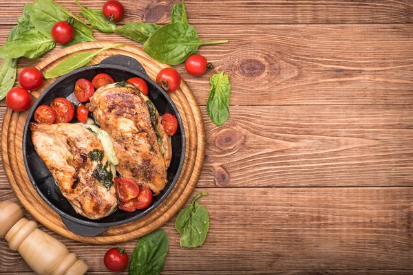 Peito de frango recheado com espinafre e queijo . — Fotografia de Stock