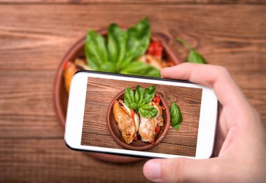 Eller fotoğraf ev yapımı tavuk dolması ile smartphone alarak.