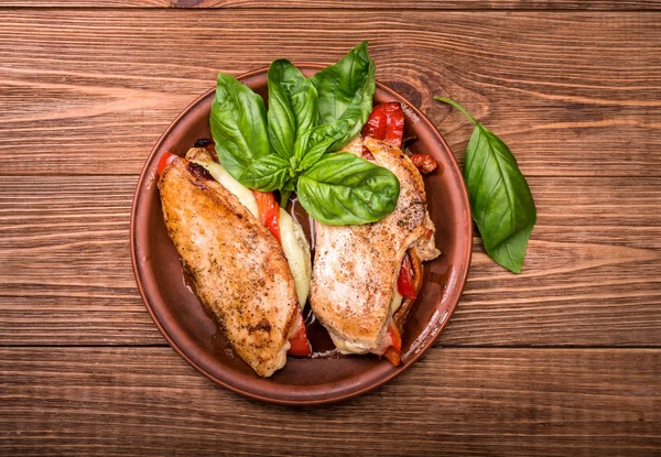 Pieczona czerwona papryka, mozzarelli i bazylii nadziewane kurczakiem. — Zdjęcie stockowe