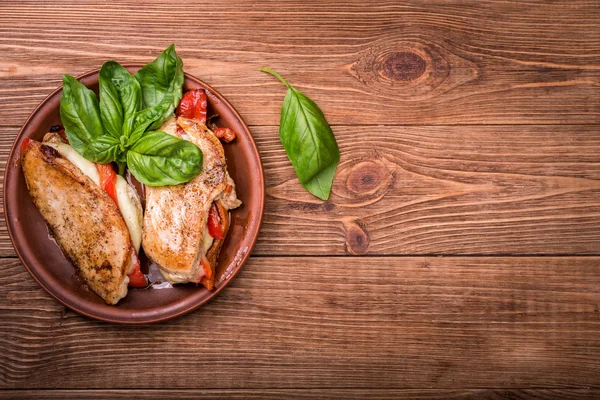 Pimienta roja asada, mozzarella y albahaca rellenas de pollo . —  Fotos de Stock