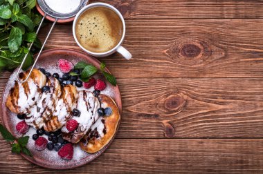 Taze muz ve Kahvaltı, en iyi görünüm için ballı krep.