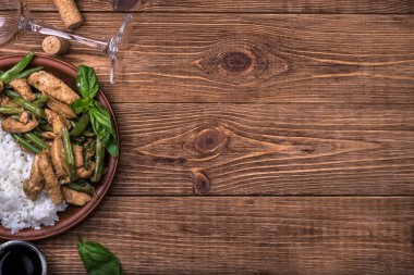 Kuşkonmaz ve pirinç ile tavuk.