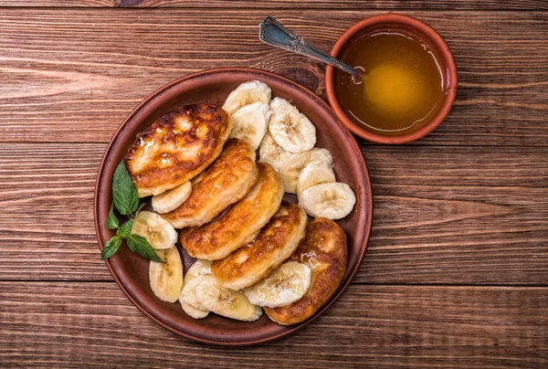 Pancake dengan pisang segar dan madu untuk sarapan, pemandangan atas . — Stok Foto