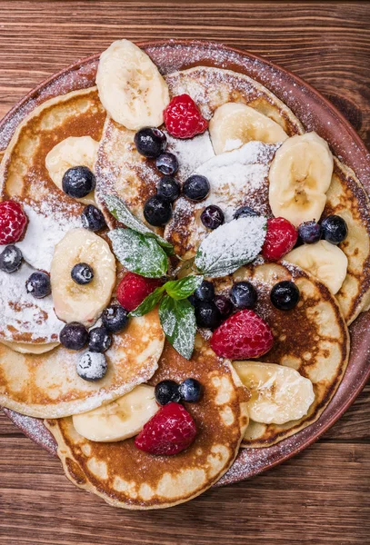 Pannenkoeken met vers fruit voor het ontbijt, bovenaanzicht. — Stockfoto