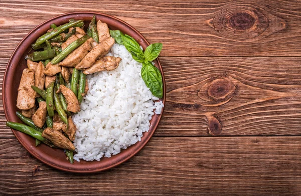 Pollo con espárragos y arroz . —  Fotos de Stock