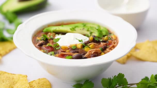 Tar Sked Kyckling Enchilada Soppa Närbild Mexikansk Mat — Stockvideo