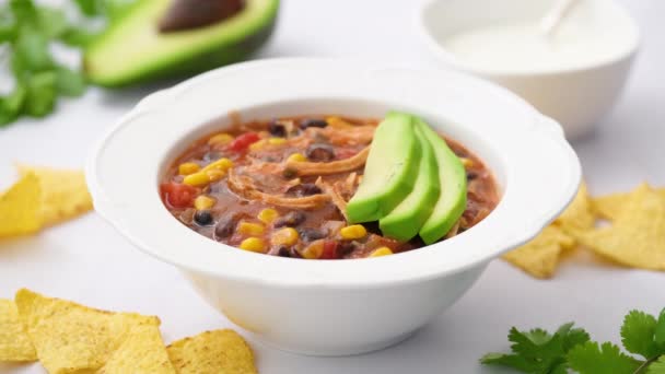 신크림 아보카도를 닭고기 엔칠라다 수프와 그릇에 응고시킨다 멕시코 — 비디오