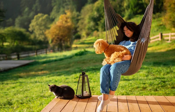 Mulher Com Cão Gato Descansando Cadeira Pendurada Terraço Chalé Montanha — Fotografia de Stock