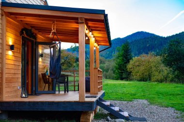 Gün batımında arka plandaki dağ evinde..