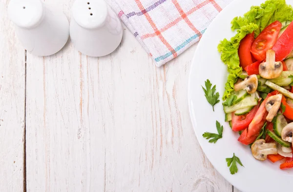 Ensalada con tomates y pepinos. Marco de trabajo . —  Fotos de Stock