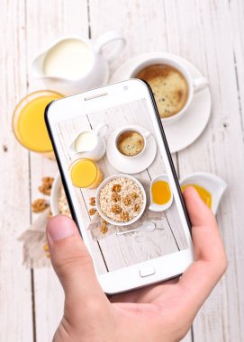 eller fotoğraf kahvaltı ile smartphone alarak