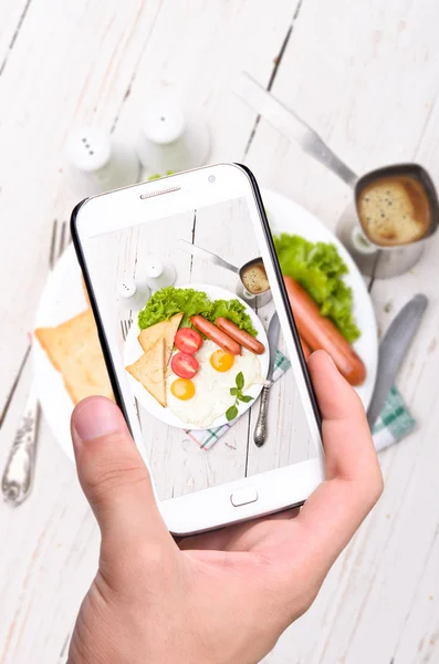 Manos tomando desayuno con foto con smartphone — Foto de Stock