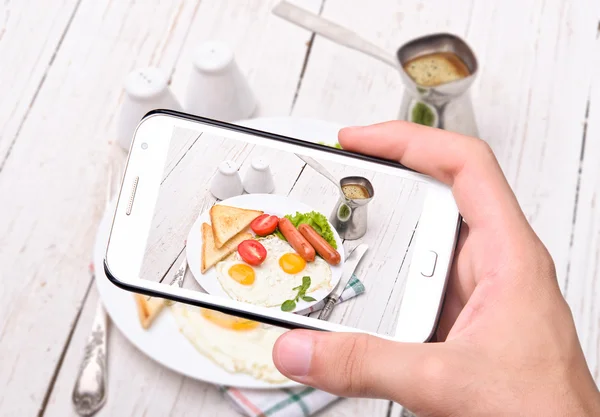 Mãos tirando foto café da manhã com smartphone — Fotografia de Stock