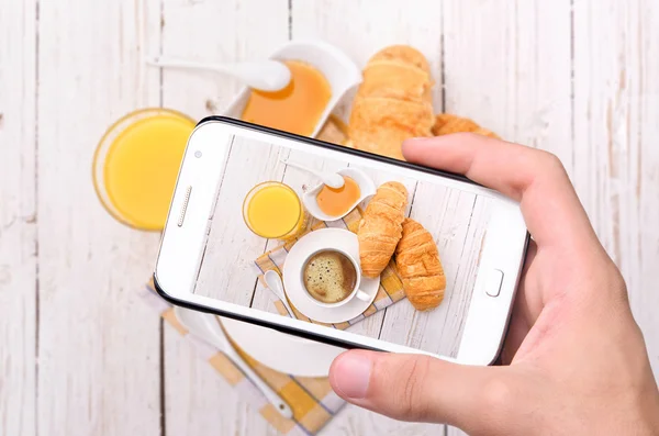 Prendre le petit déjeuner photo mains avec smartphone — Photo