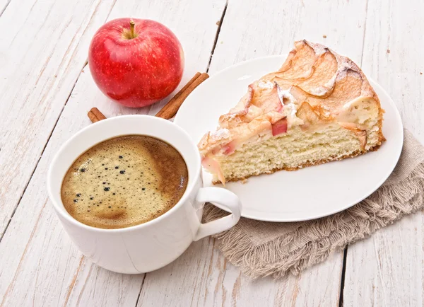 Jablečný dort s šálkem kávy — Stock fotografie